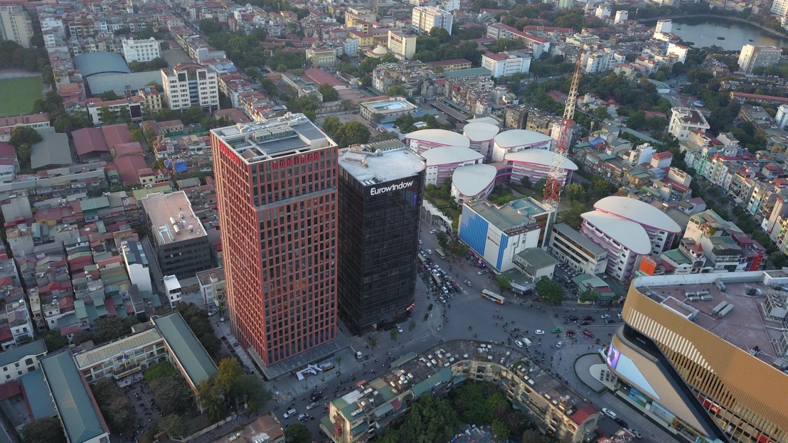 Tòa nhà cao tầng ở Hà Nội sử dụng kết hợp vật liệu kính và các tấm laminate, tấm xi măng cốt sợi. Nguồn: INT