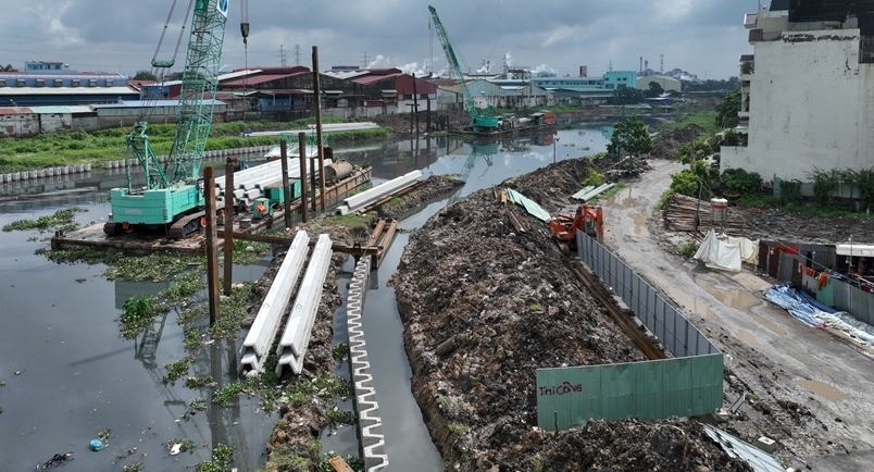 Bùn nạo vét đang cản tiến độ cải tạo môi trường tại kênh dài nhất TP. Hồ Chí Minh