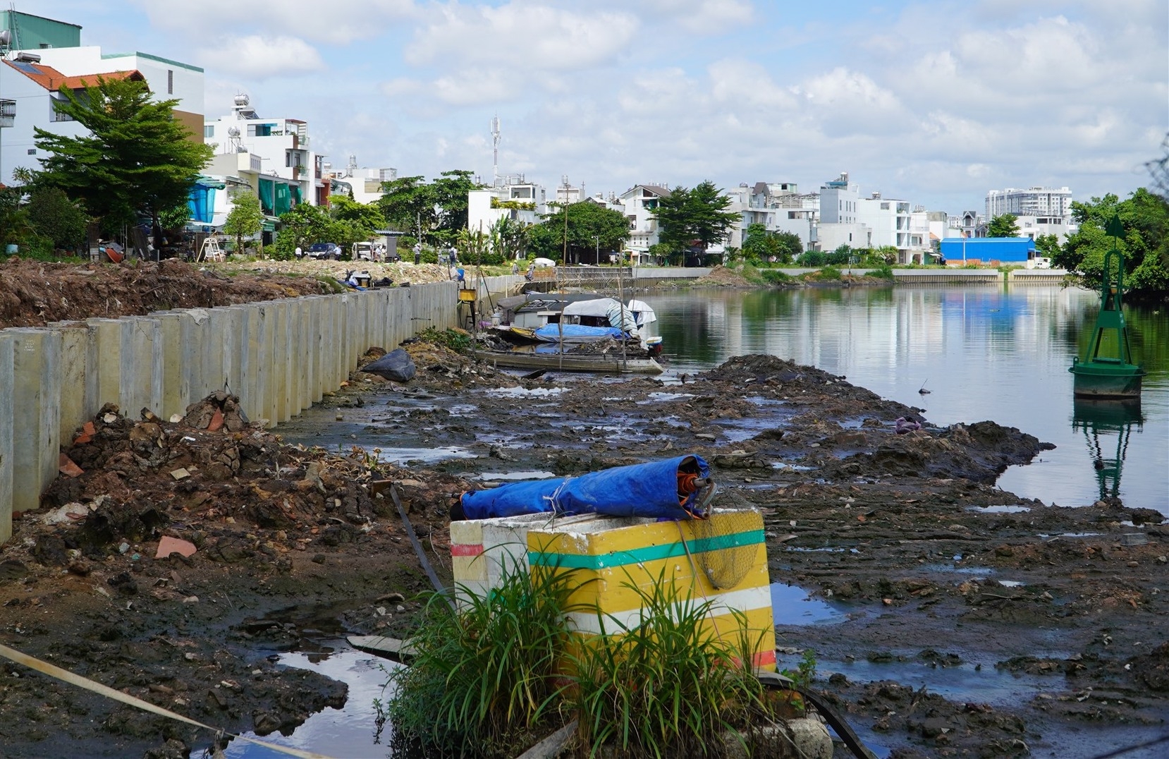 Bùn nạo vét đang cản tiến độ cải tạo môi trường tại kênh dài nhất TP. Hồ Chí Minh