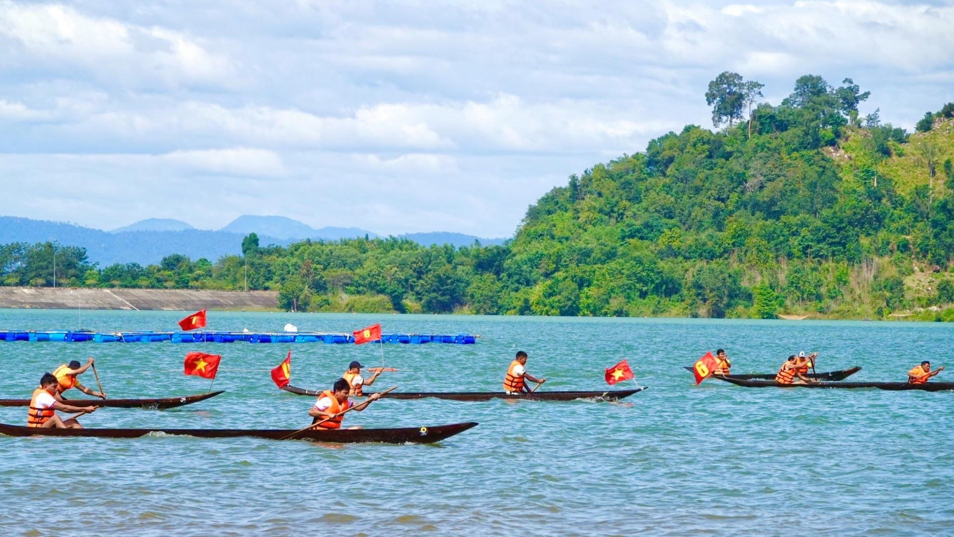Gia Lai: Nét văn hóa độc đáo tại lễ hội đua thuyền độc mộc trên sông Pô Cô