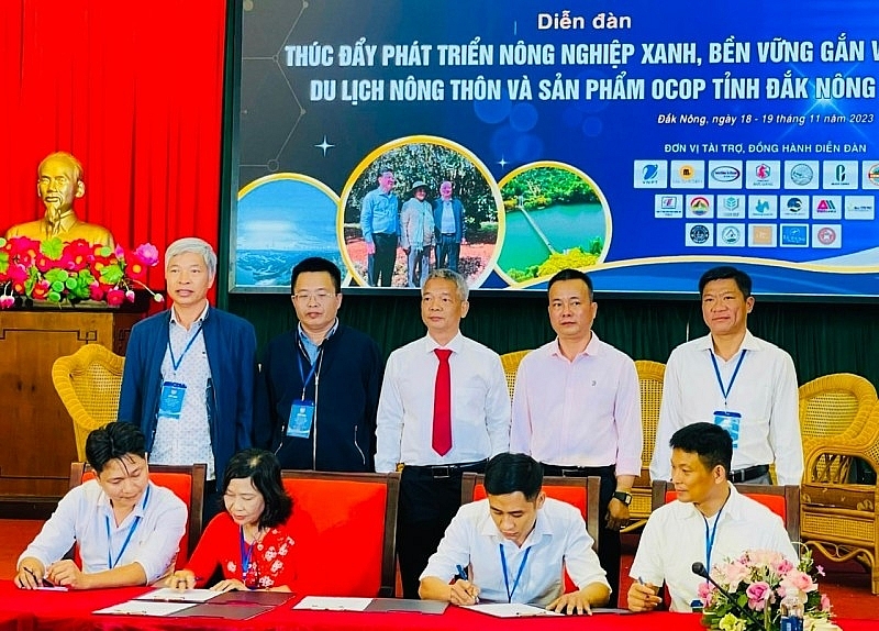 Ông Phạm Tuấn Anh, Giám đốc Sở Nông nghiệp và Phát triển nông thôn tỉnh Đắk Nông (đứng thứ 3 từ trái qua) chứng kiến lễ ký kết biên bản ghi nhớ giữa các doanh nghiệp.