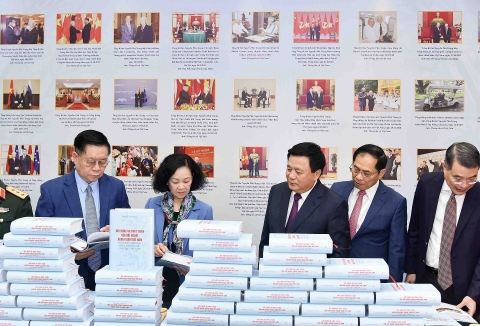 Giới thiệu cuốn sách về xây dựng và phát triển nền đối ngoại, ngoại giao Việt Nam của đồng chí Tổng Bí thư Nguyễn Phú Trọng với bạn đọc