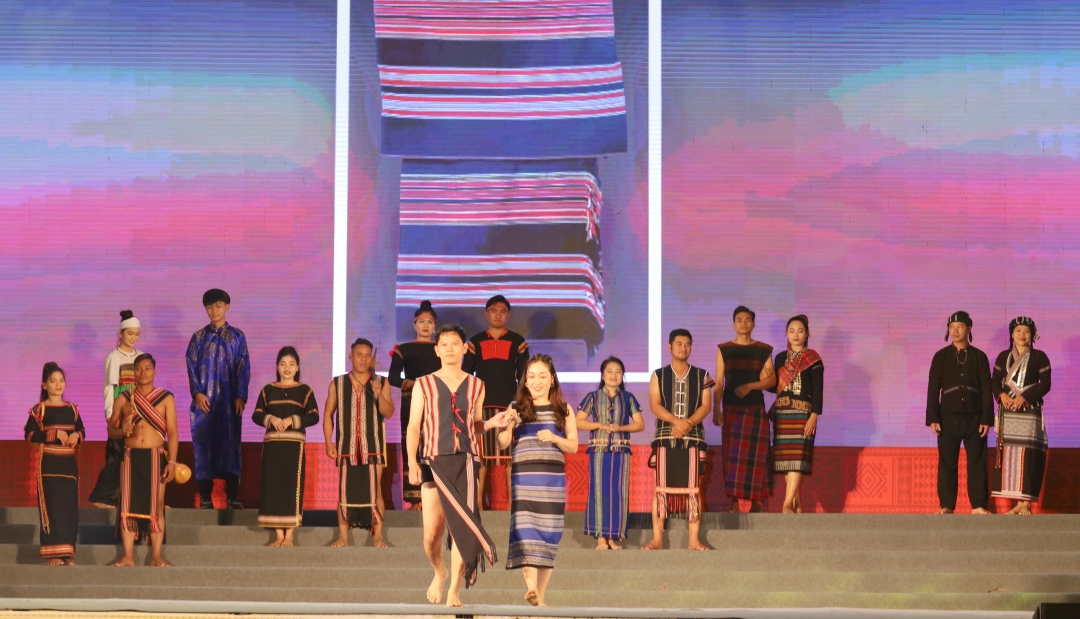 Phần “Trình diễn trang phục truyền thống các dân tộc tỉnh Đắk Lắk”.