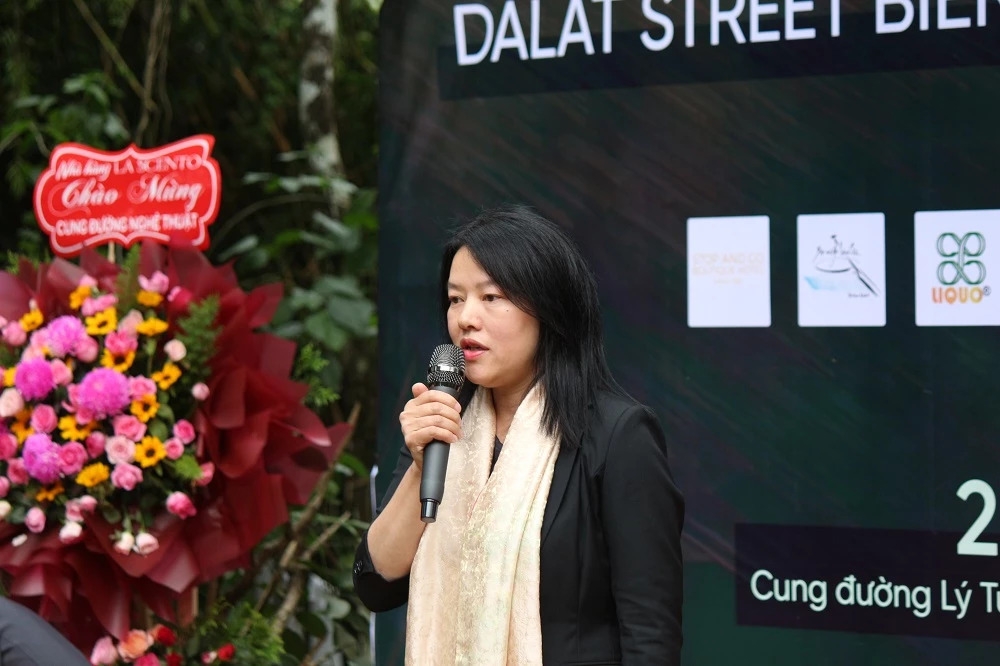 Bà Trần Thị Vũ Loan – Phó Chủ tịch UBND TP Đà Lạt, phát biểu khai mạc Cung đường nghệ thuật Đà Lạt.