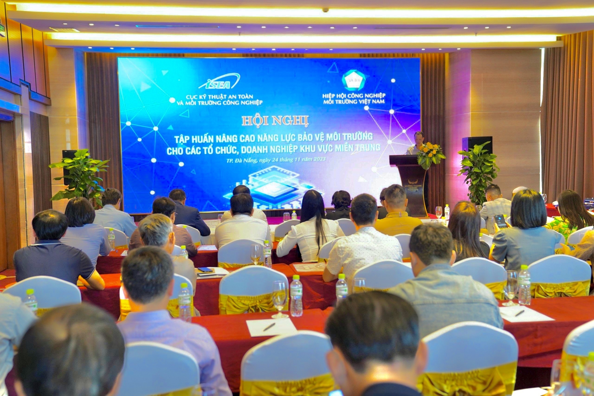 Ngày 24/11, tại thành phố Đà Nẵng, Cục kỹ thuật an toàn và Môi trường công nghiệp phối hợp với Hiệp hội Công nghiệp môi trường Việt Nam tổ chức thành công Hội nghị tập huấn “Nâng cao năng lực bảo vệ môi trường cho các cơ quan, doanh nghiệp khu vực miền Trung”.