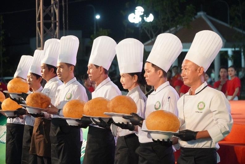 Các đàu bếp Món xôi chiên phồng đặc sản Đồng Nai nhận bằng kỷ lục châu Á