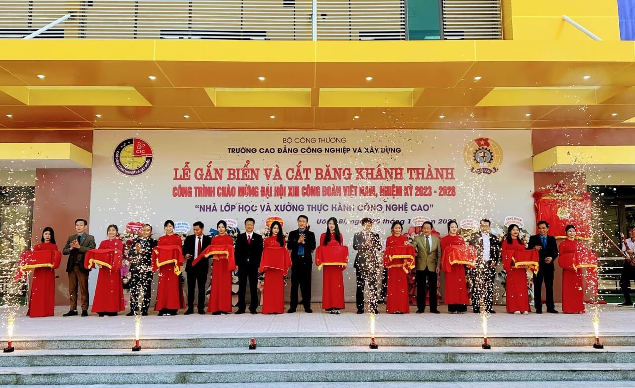Gắn biển Công trình Chào mừng Đại hội XIII Công đoàn Việt Nam, nhiệm kỳ 2023-2028