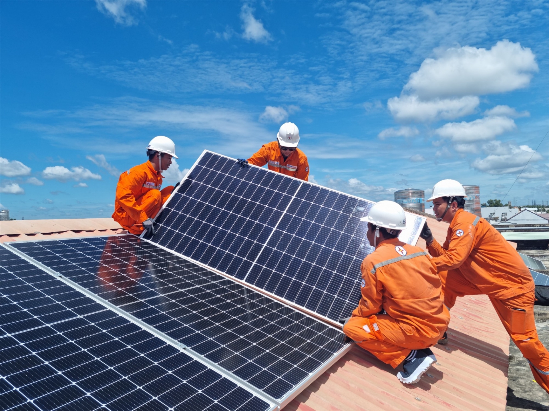 TP. Hồ Chí Minh đề xuất tự sản xuất, tự tiêu thụ nguồn điện năng lượng mặt trời mái nhà