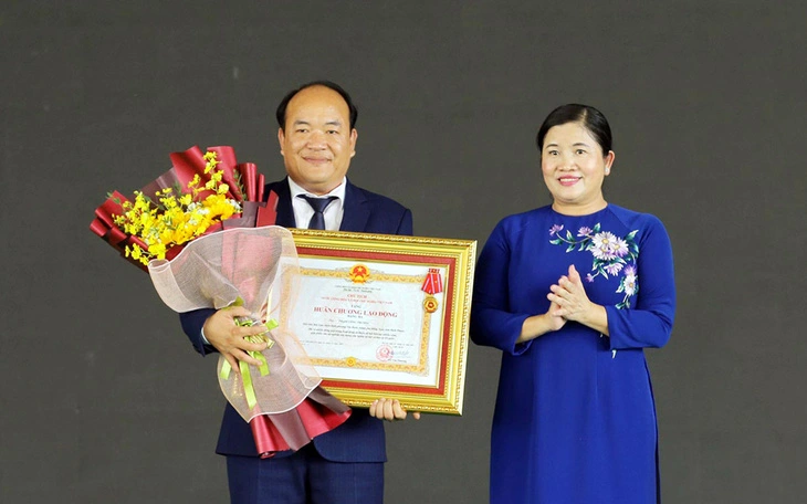 Ông Phạm Hương Sơn thừa ủy quyền của ông Phạm Công Trường nhận Huân chương Lao động hạng ba của Chủ tịch nướ