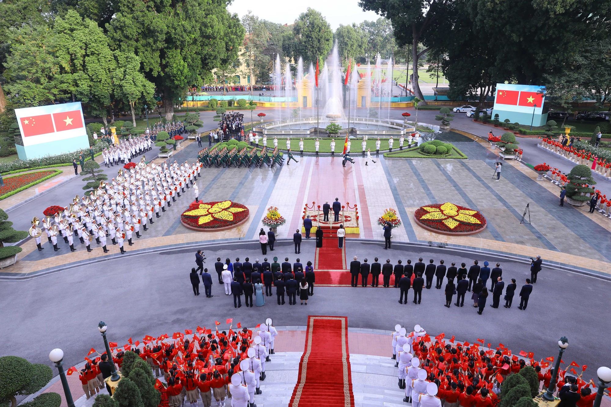 Toàn cảnh Lễ đón Tổng Bí thư, Chủ tịch nước Trung Quốc Tập Cận Bình thăm cấp Nhà nước tới Việt Nam - Ảnh 11.