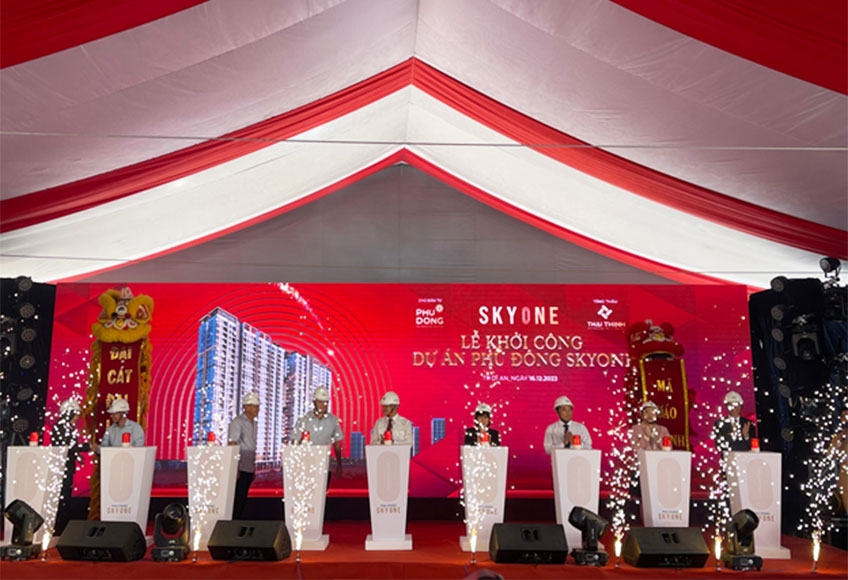 Các đại biểu thực hiện nghi thức khởi công dự án Phú Đông SkyOne.