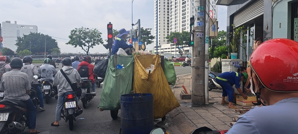 Phương tiện thu gom, vận chuyển rác tại TP Hồ Chí Minh đa phần thiết kế xe gắn máy phân khối lớn kéo theo thùng đựng rác phía sau. Ảnh: Tân Tiến.
