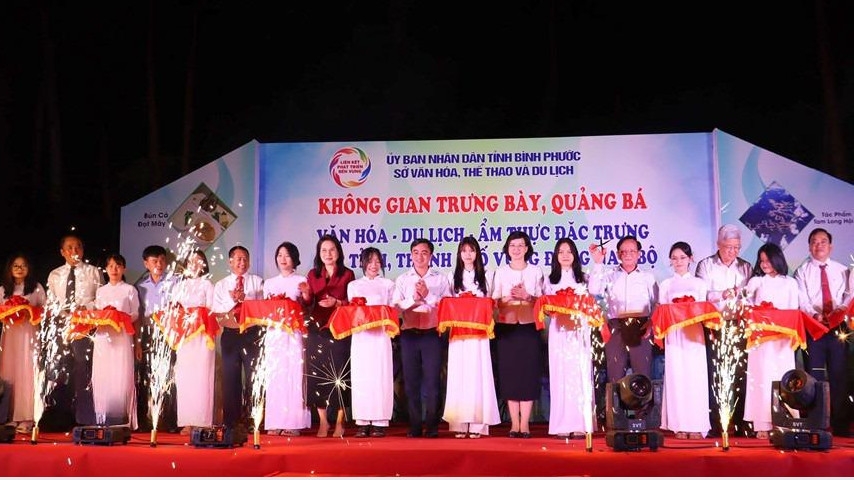 Phước Long (Bình Phước): Khai mạc không gian trưng bày, quảng bá văn hóa - du lịch - ẩm thực đặc trưng khu vực Đông Nam Bộ, Tây Nguyên Phước Long (Bình Phước): Khai mạc không gian trưng bày, quảng bá văn hóa - du lịch - ẩm thực đặc trưng khu vực Đông Nam Bộ, Tây Nguyên