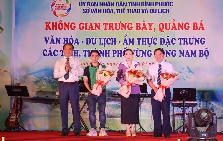 Phước Long (Bình Phước): Khai mạc không gian trưng bày, quảng bá văn hóa - du lịch - ẩm thực đặc trưng khu vực Đông Nam Bộ, Tây Nguyên Phước Long (Bình Phước): Khai mạc không gian trưng bày, quảng bá văn hóa - du lịch - ẩm thực đặc trưng khu vực Đông Nam Bộ, Tây Nguyên