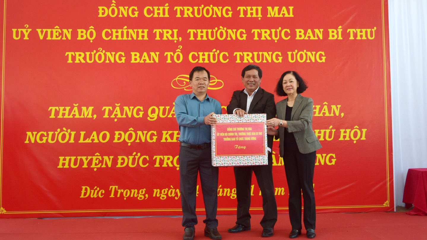 Lâm Đồng: Thường trực Ban Bí thư trao tặng quà Tết cho công nhân Khu công nghiệp Phú Hội