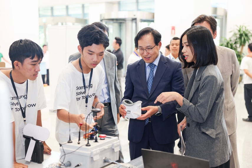 Tổng Giám đốc Tổ hợp Samsung Việt Nam Choi Joo Ho nhận Huân chương Hữu nghị