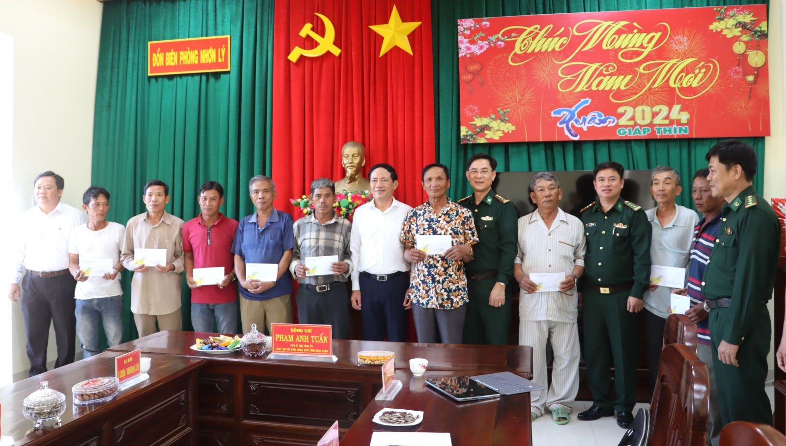 Bình Định: Chủ tịch UBND tỉnh Phạm Anh Tuấn thăm, chúc Tết các đồn biên phòng và tặng quà cho ngư dân