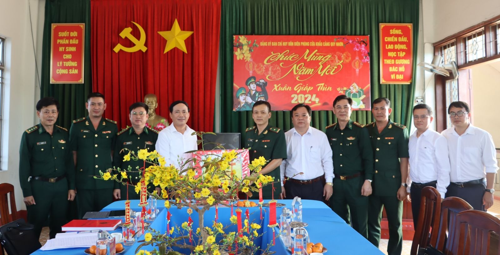 Bình Định: Chủ tịch UBND tỉnh Phạm Anh Tuấn thăm, chúc Tết các đồn biên phòng và tặng quà cho ngư dân