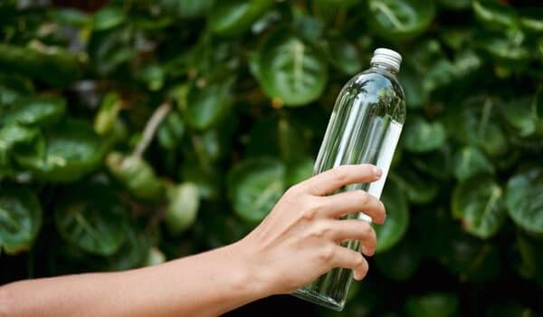 Tăng cường sử dụng chai thủy tinh sẽ hạn chế một lượng lớn rác thải nhựa ra môi trơờng