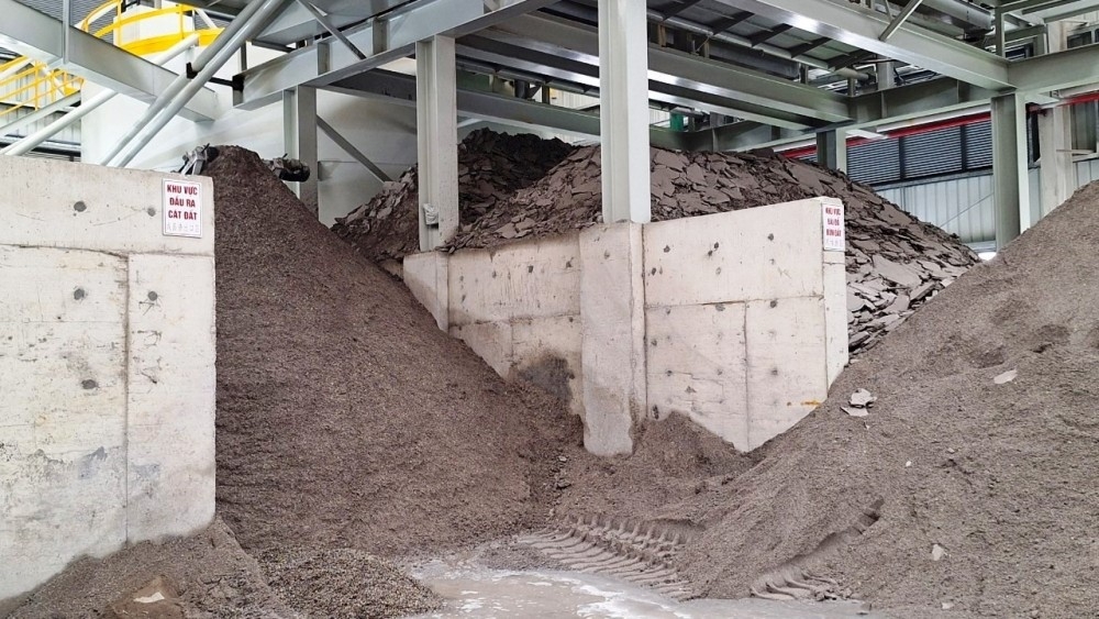 Rác thải sau khi đưa vào lò đốt tạo điện năng, phần còn lại sẽ phân loại và thải ra các sản phẩm có lợi dùng trong ngành xây dựng như cát, kim loại...
