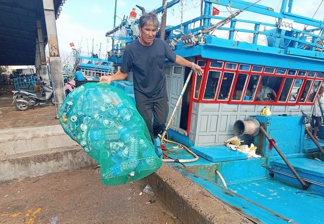 Hướng đến mục tiêu 100% tàu cá tại Bình Định sẽ gom rác thải nhựa mang vào bờ