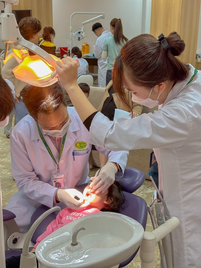 Trường ĐH Kinh doanh và Công nghệ Hà Nội khám, tư vấn răng miệng và dự phòng sâu răng miễn phí