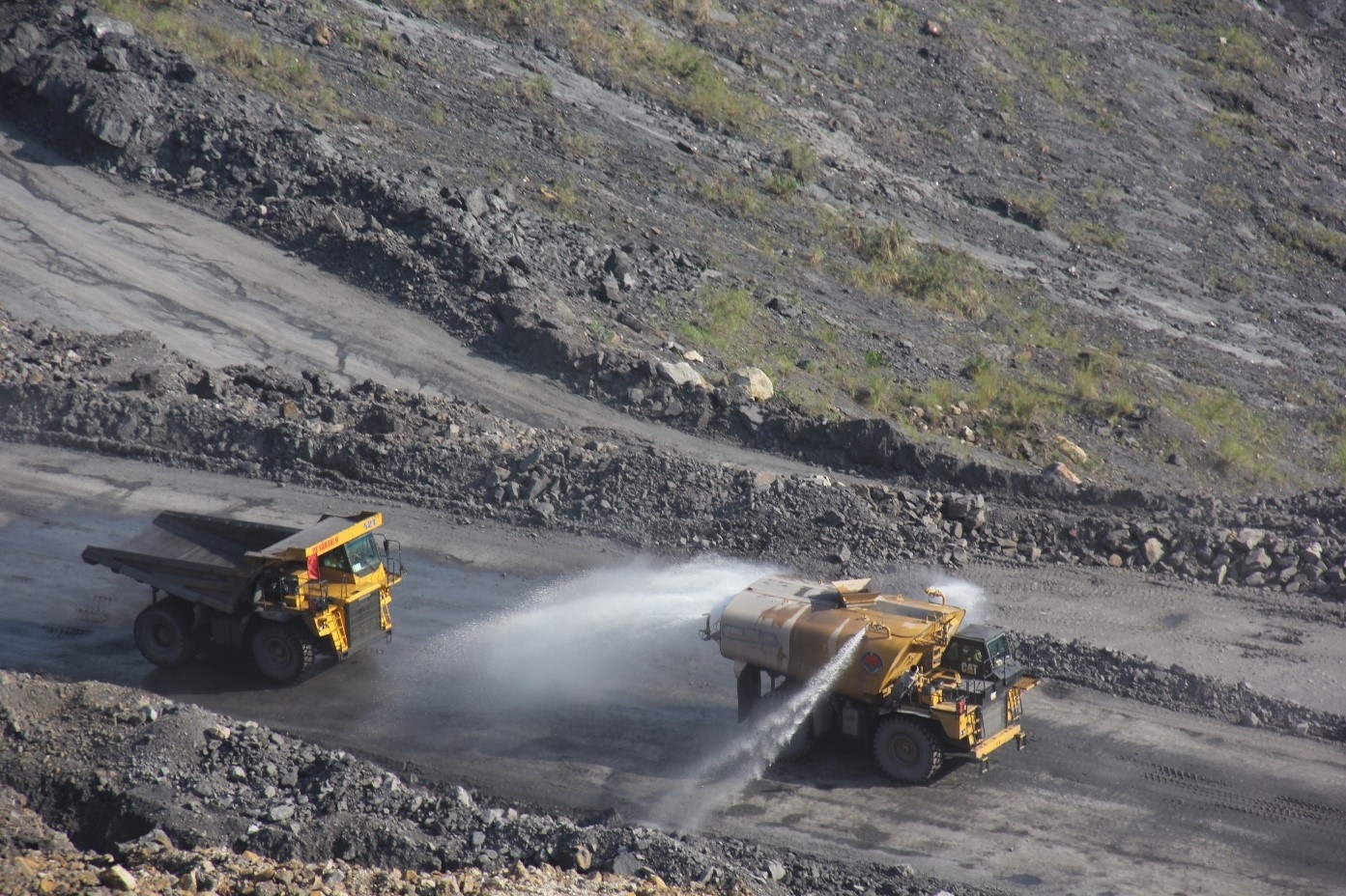 Xe tưới nước dập bụi công suất lớn (dung tích 50m3) được TKV đầu tư hoạt động trên khai trường mỏ than lộ thiên