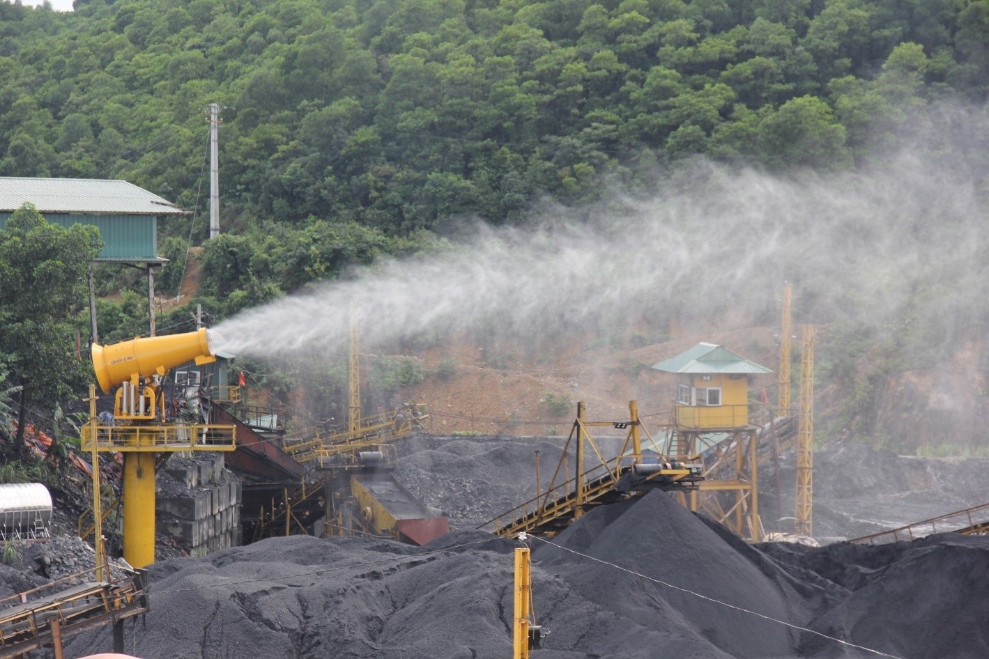 Hệ thống phun sương cao áp dập bụi tại các khu vực kho than được đầu tư trong Phương án BVMT tổng thể mỏ than Hà Tu