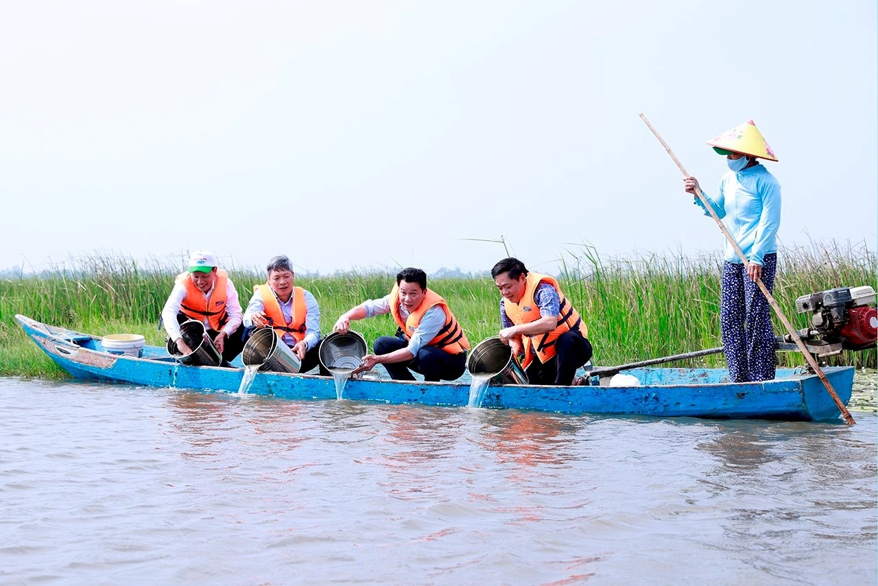 Bộ trưởng Bộ Tài nguyên và Môi trường Đặng Quốc Khánh cùng lãnh đạo tỉnh Quảng Nam, lãnh đạo thành phố Tam Kỳ thả cá tại khu vực Sông Đầm, phường An Phú, thành phố Tam Kỳ, tỉnh Quảng Nam.