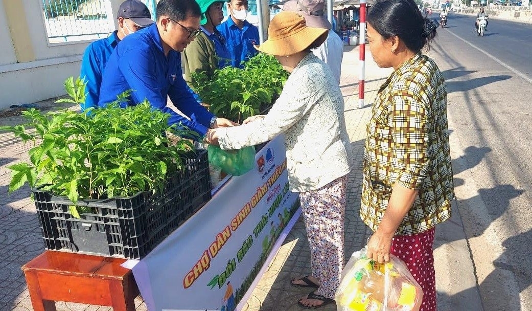 Bình Thuận: Sôi nổi hoạt động đổi rác thải nhựa lấy cây xanh tại huyện Bắc Bình