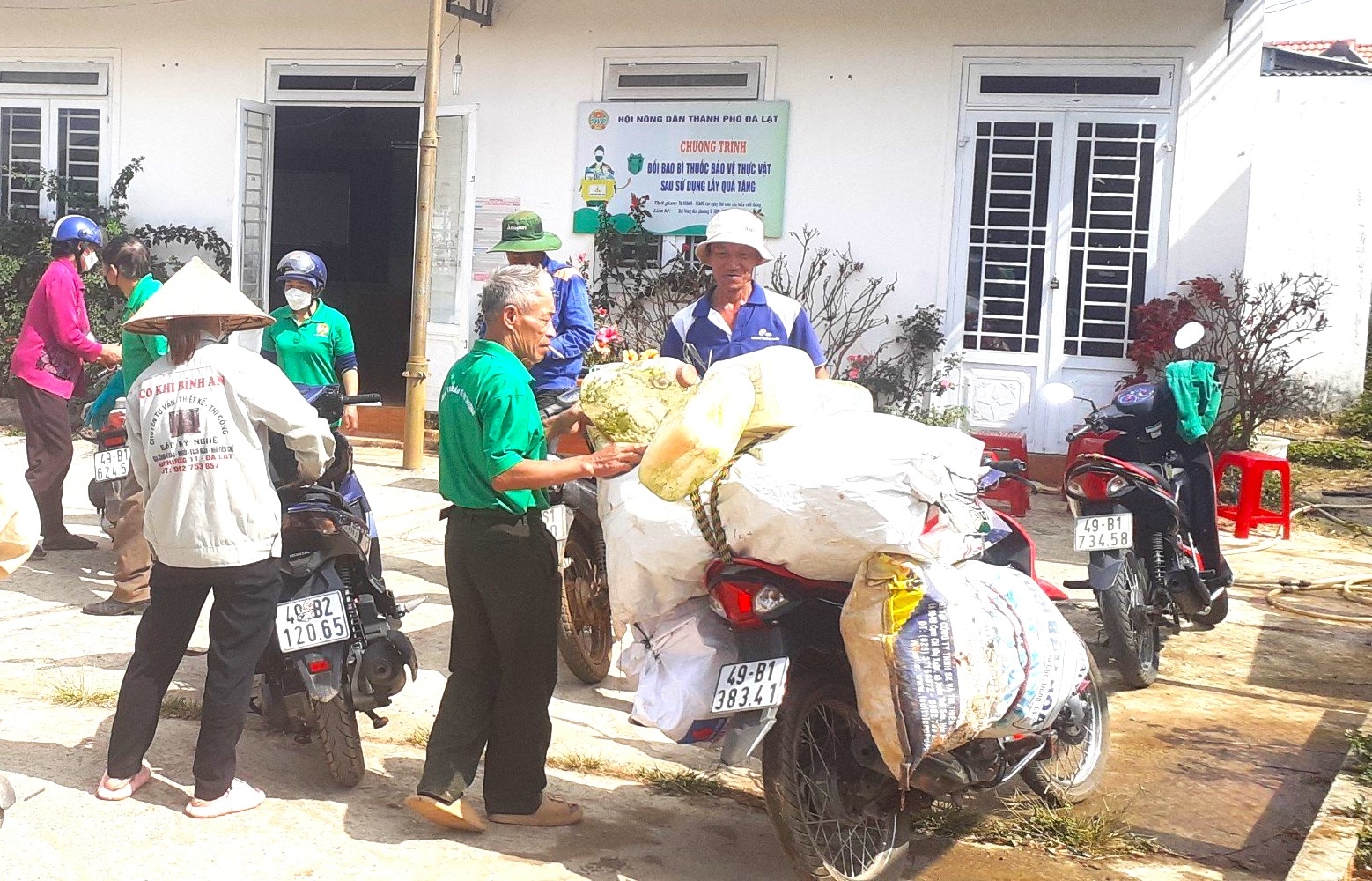 Thu gom trên 4,3 tấn bao bì hóa chất bảo vệ thực vật sau sử dụng thông qua chương trình đổi quà tặng tại thành phố Đà Lạt