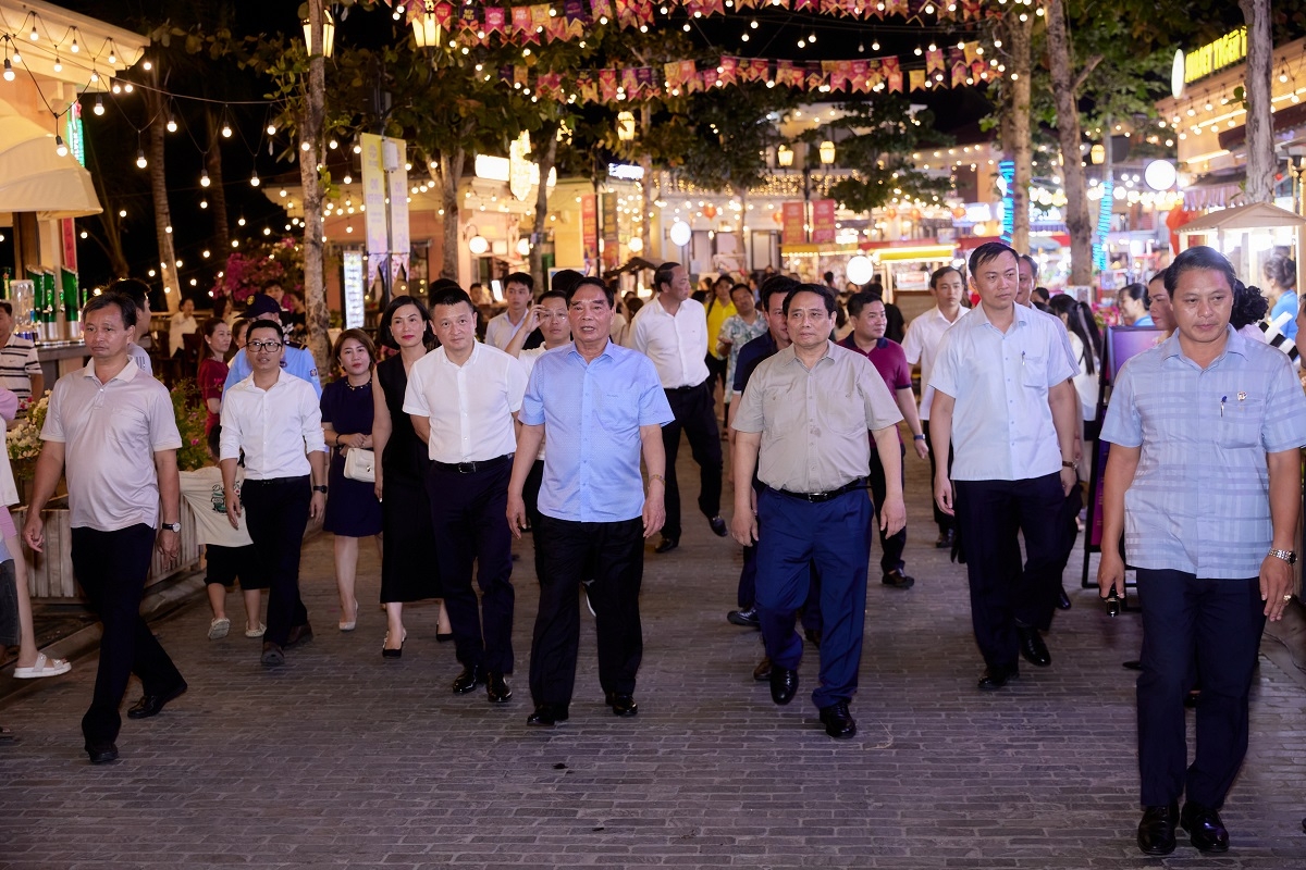 Thủ tướng thăm chợ đêm Vui Phết - Phú Quốc và giao lưu với bà con, du khách