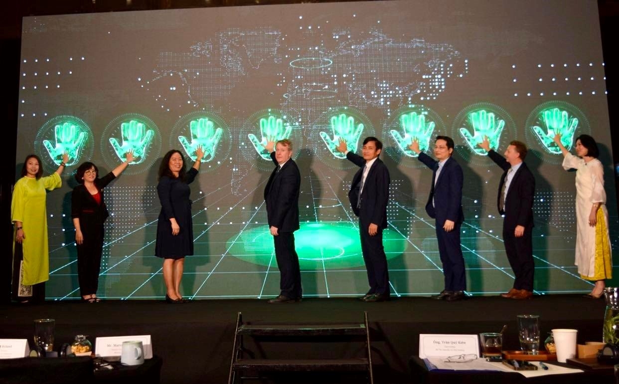 Đại diện Bộ Tài nguyên và Môi trường, Unilever Việt Nam, Hiệp hội Doanh nghiệp Anh quốc, Đại sứ Anh tại Việt Nam và đại diện các bên liên quan cùng ấn nút phát động cuộc thi “Giải pháp đổi mới tuần hoàn nhựa 2024”