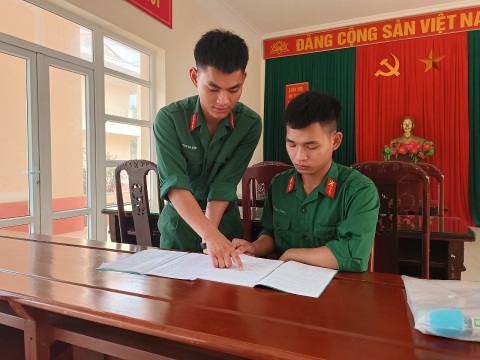 Hai anh em ruột cùng nhập ngũ, trở thành đảng viên, là học viên Sĩ quan dự bị