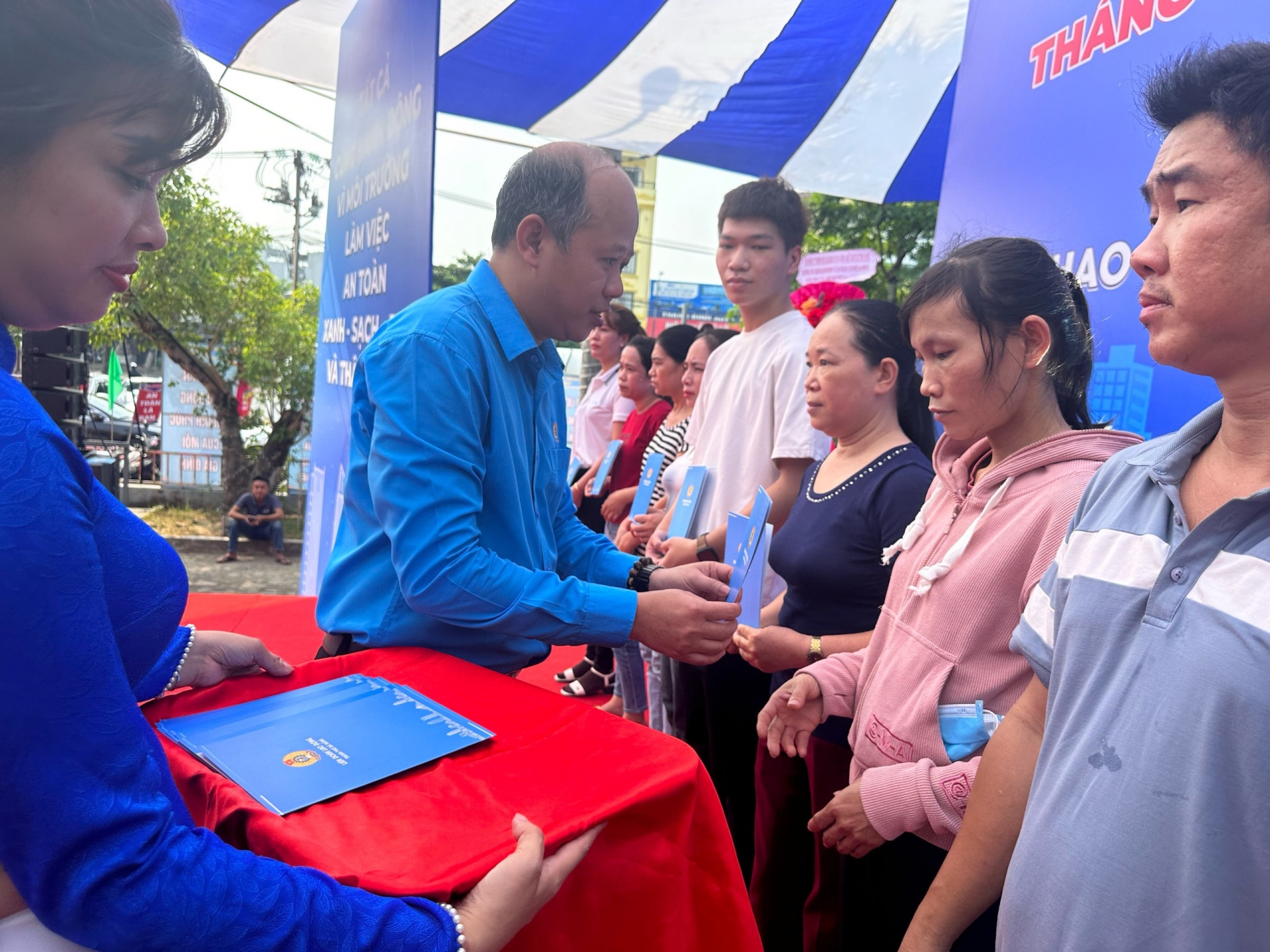 Đại diện Liên đoàn Lao động thành phố Đà Nẵng trao tăng các suất quà cho người lao động bị tai nạn lao động, bệnh nghề nghiệp và gia đình đoàn viên tử vong vì tai nạn lao động, bệnh nghề nghiệp.