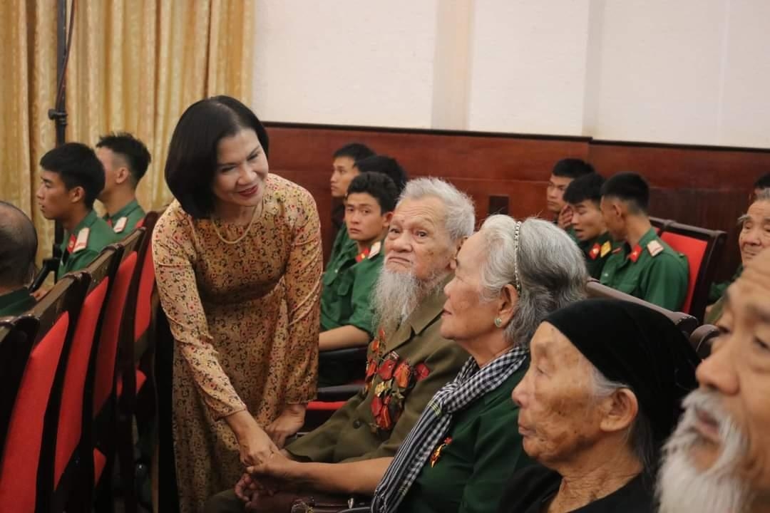 Đại diện lãnh đạo tỉnh Đắk Nông ân cần thăm hỏi động viên các cựu chiến binh.