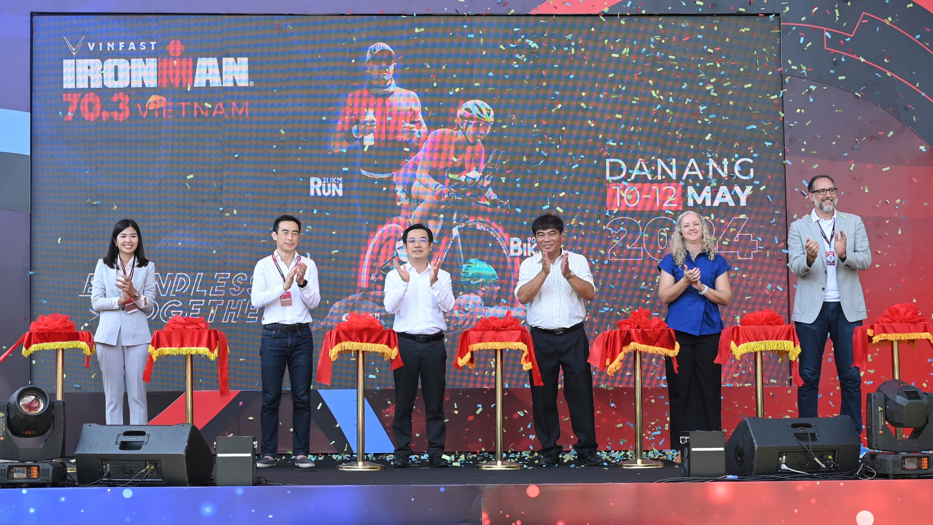 Đại diện Ban tổ chức và đại biểu cắt băng khai mạc Giải VinFast IRONMAN 70.3 Việt Nam Mùa năm 2024.