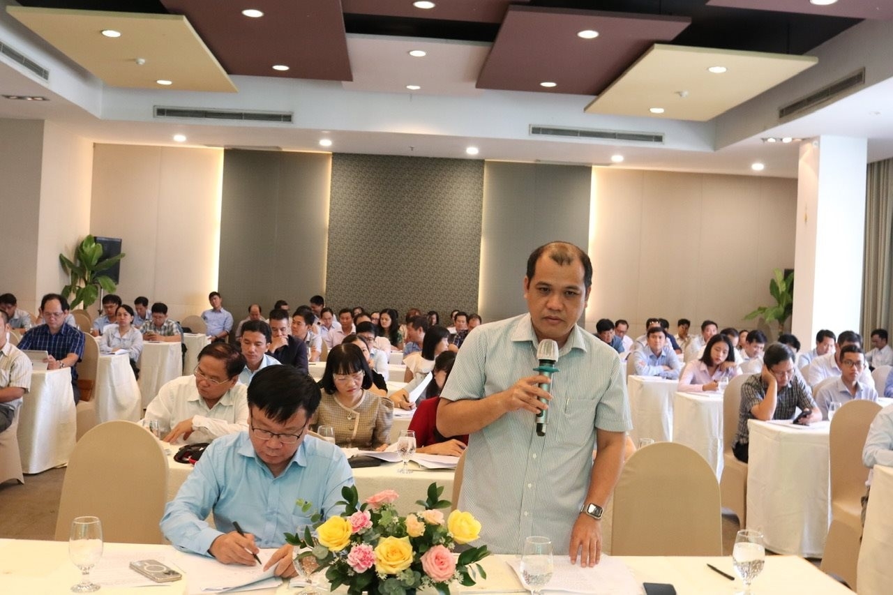 Ông Trần Nguyên Lộc, Giám đốc Sở TN&MT tỉnh Bình Thuận phát biểu góp ý tại Hội thảo