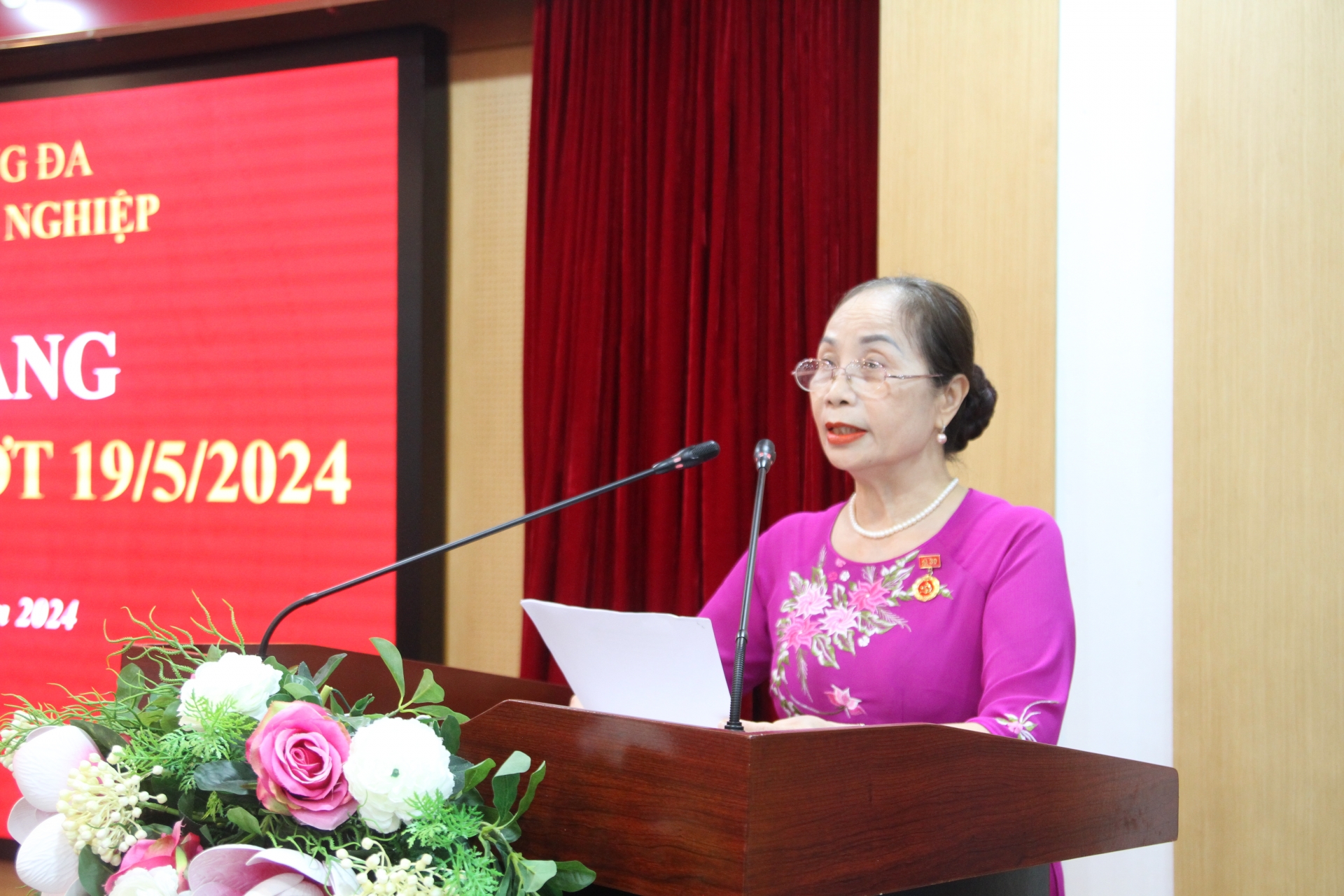 Thay mặt 14 đảng viên được nhận Huy hiệu Đảng đợt 19/5, đảng viên Lương Thị Hồng Thu phát biểu cảm tưởng
