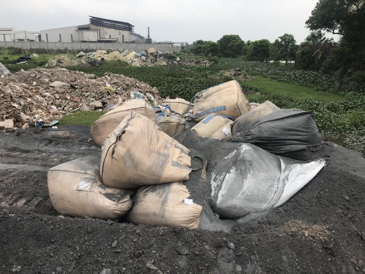 Tạm giam đối tượng vụ đổ trái phép hơn 200 tấn chất thải ra môi trường tại Hưng Yên