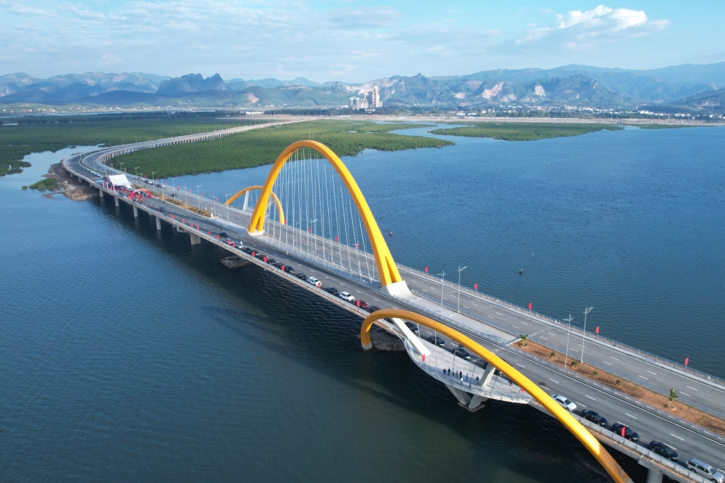 Quảng Ninh tận dụng tối đa đất đá thải làm vật liệu san lấp trong Dự án xây dựng Cầu Bình Minh 