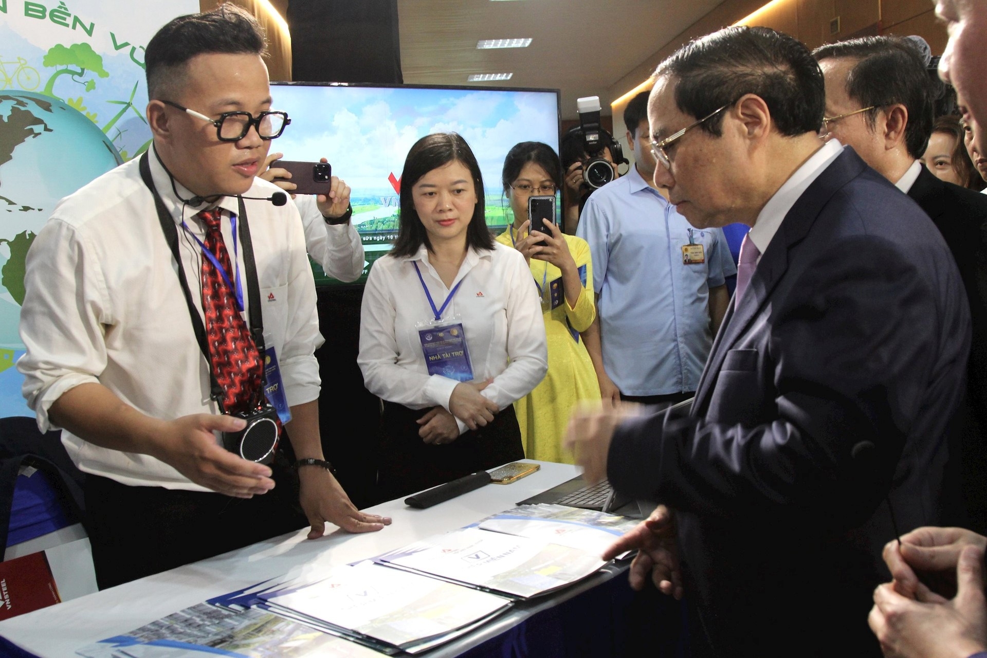 Cán bộ VNSTEEL giới thiệu tới Thủ tướng Phạm Minh Chính các định hướng chuyển đổi sang Thép Xanh tại Hội nghị và Triển lãm Thép Đông Nam Á 2024 (SEAISI Conference & Exhibition 2024)