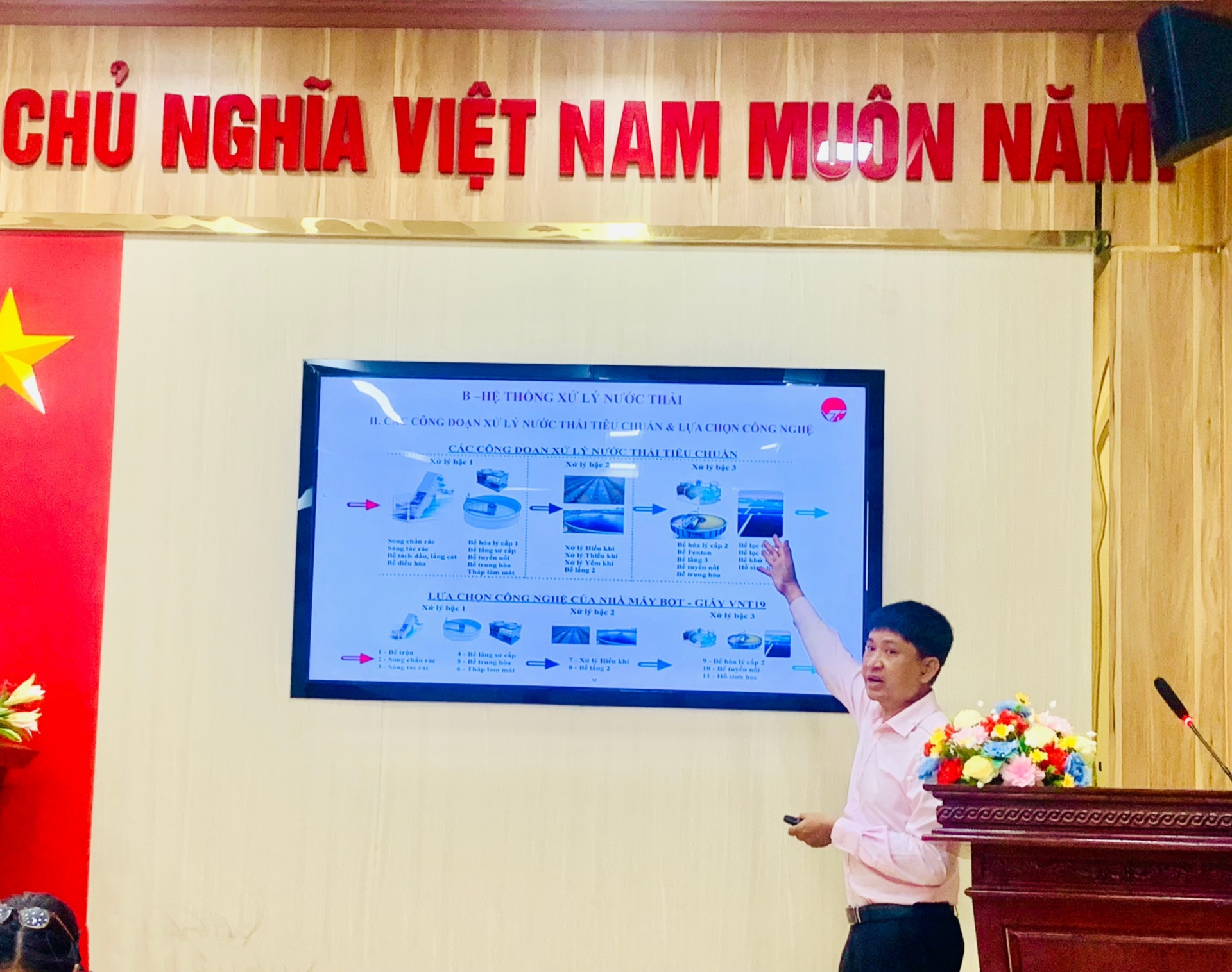 Ông Nguyễn Đức Hữu, Phó Tổng Giám đốc Công ty Cổ phần Bột - Giấy VNT19 cung cấp thông tin về hệ thống xử lý nước thải của Nhà máy.