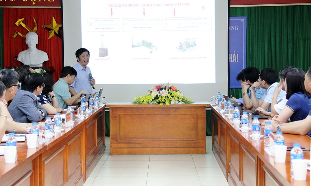 PGS Phạm Văn Trí, Đại học Bách khoa Hà Nội giới thiệu công nghệ xử lý rác thải rắn sinh hoạt.