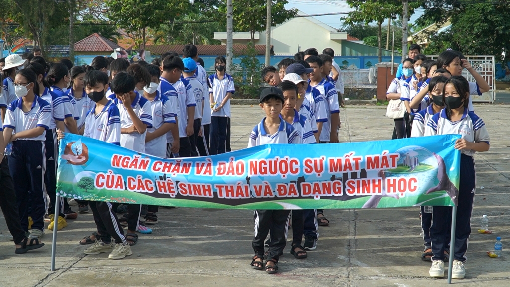 trường THCS Thị trấn Tân Hưng đã tham gia diễu hành 