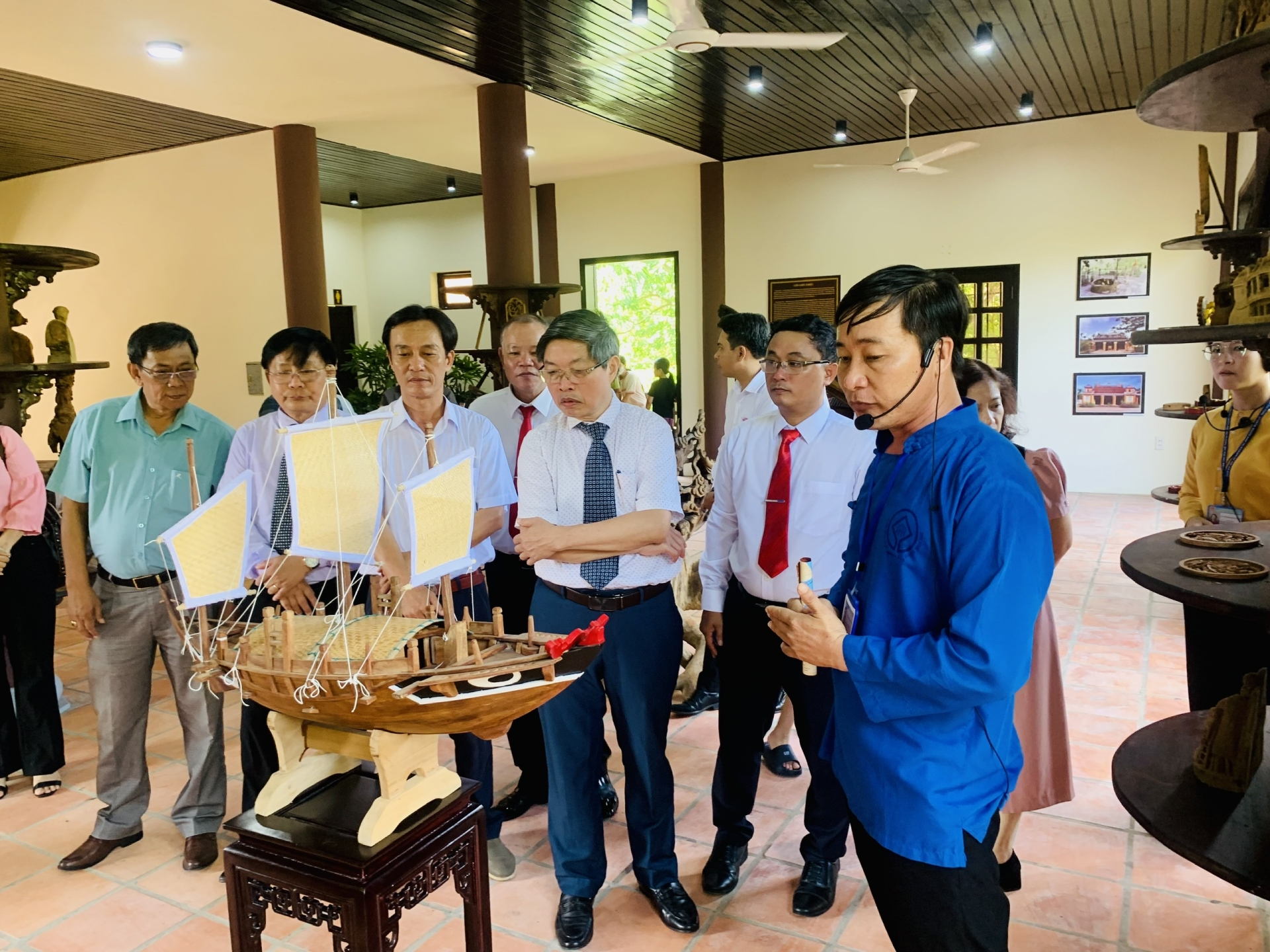 Cũng trong sự kiện lần này, Ủy ban Nhân dân thành phố Hội An chính thức khai trương hoạt động Hướng dẫn tham quan Làng mộc Kim Bồng.
