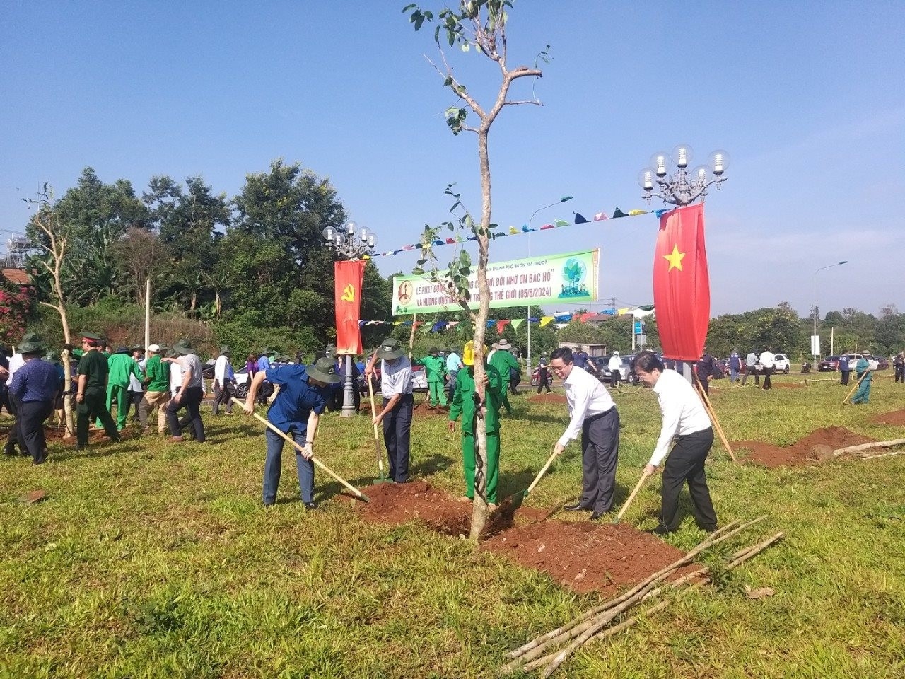Các đại biểu tham gia trồng cây tại giải phân cách giữa đường Đông Tây, thành phố Buôn Ma Thuột