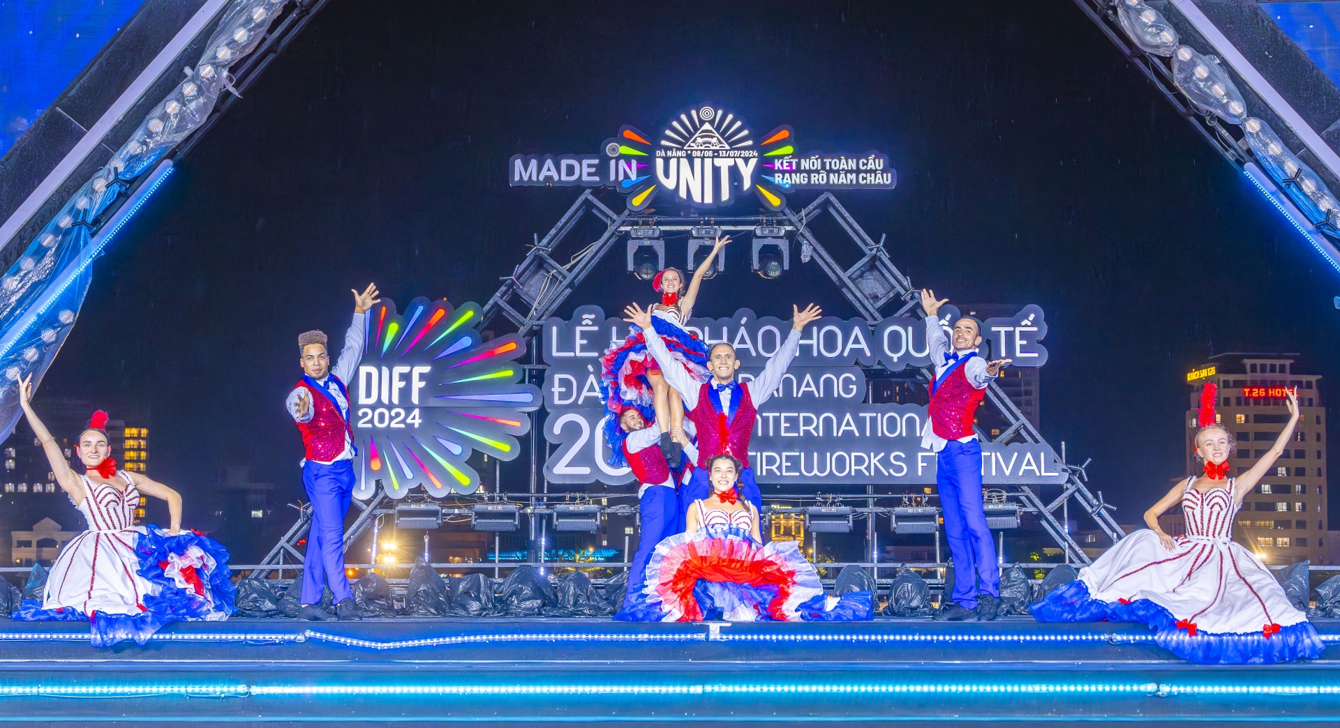 Vũ điệu Cancan tràn đầy năng lượng của Pháp được trình diễn trên sân khấu DIFF chính là dấu gạch nối cho sự đoàn kết các dân tộc, đúng như tinh thần của chủ đề chính lễ hội năm nay - “Made in Unity - Kết nối toàn cầu - Rạng rỡ năm châu”. 