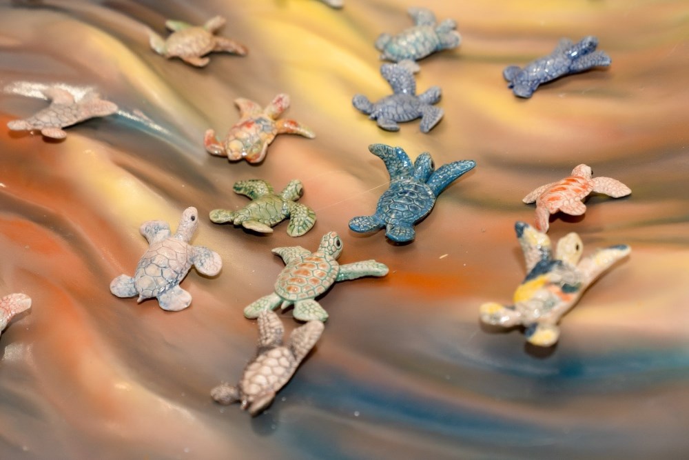 Trưng bày 1.001 rùa biển bằng gốm tại triển lãm nghệ thuật sắp đặt “Phiêu”