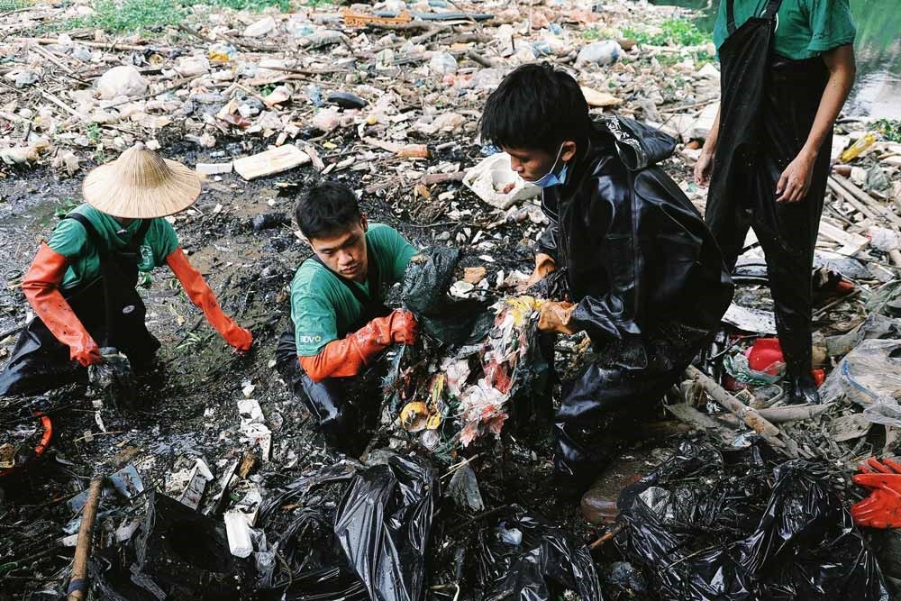 Các tình nguyện viên được chia thành hai nhóm: một nhóm trực tiếp xuống sông vớt rác, nhóm còn lại ở trên bờ vận chuyển rác
